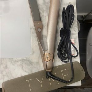 Like new Tyme curling iron